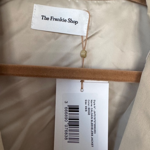 NWT The Frankie Shop Lance Sleeveless Bomber Jacket Beige XS/S - Picture 4 of 4